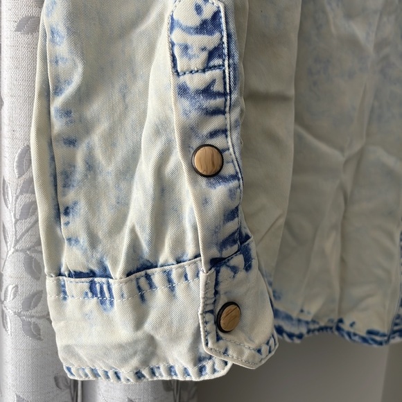 Forever 21 Denim Wash Shirt Size Large - Picture 5 of 8